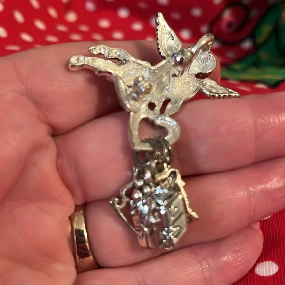 Pendant/brooch cherub with bell, sleigh and present charms, Lot S - Picture 8 of 8